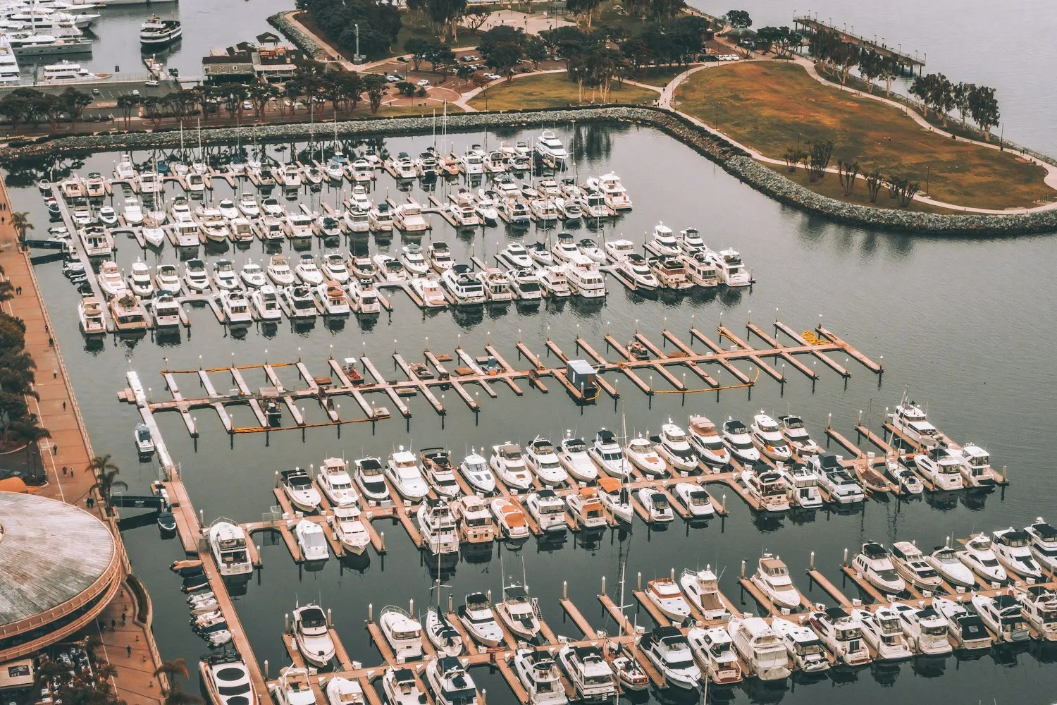 Marina avec des bateaux de plaisance amarrés